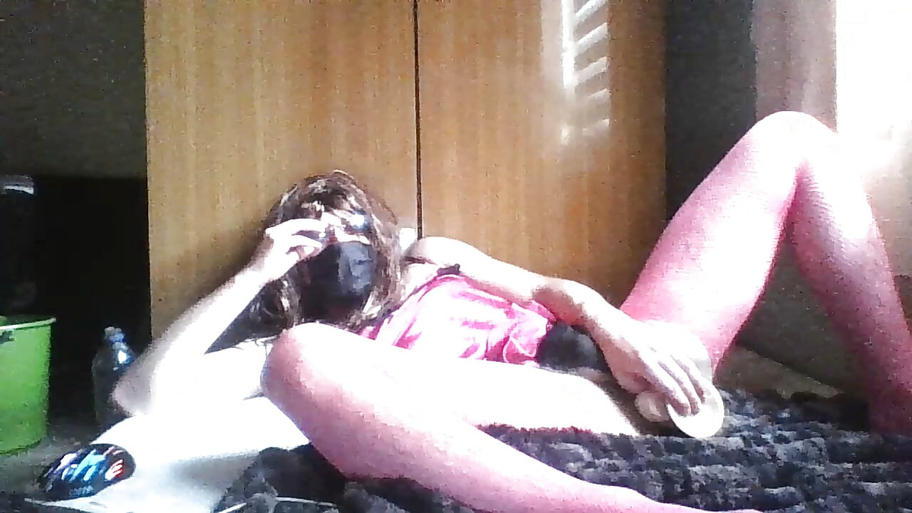 Sissy crossdresser lagi asik muasin memeknya