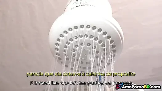 Meine Stiefmutter sagte, ich könnte Spaß mit ihren Unterhosen in der Badewanne haben