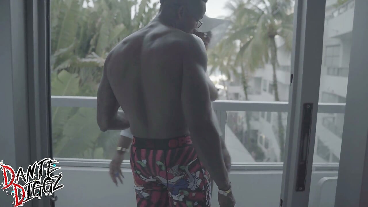 Culona latina Shanice Luv obtiene una polla bbc en el balcón delante de todos en Xbiz Miami y chorros