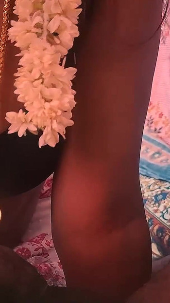 Soția tamilă își fute soțul și ajunge la orgasm | Clipul 2