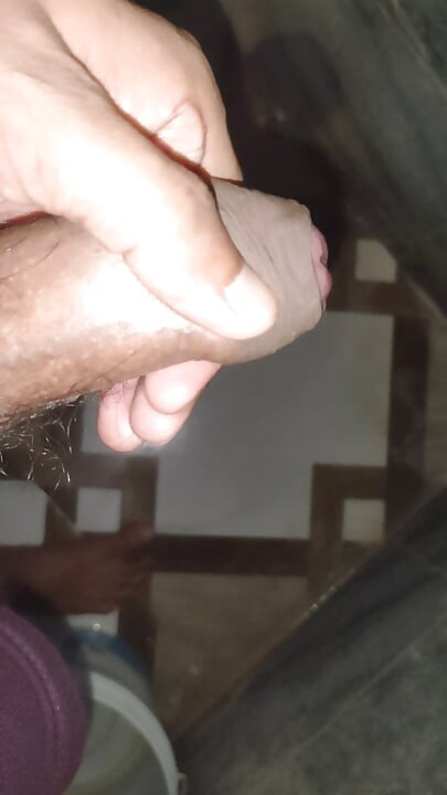 화장실에서 자위하는 남자