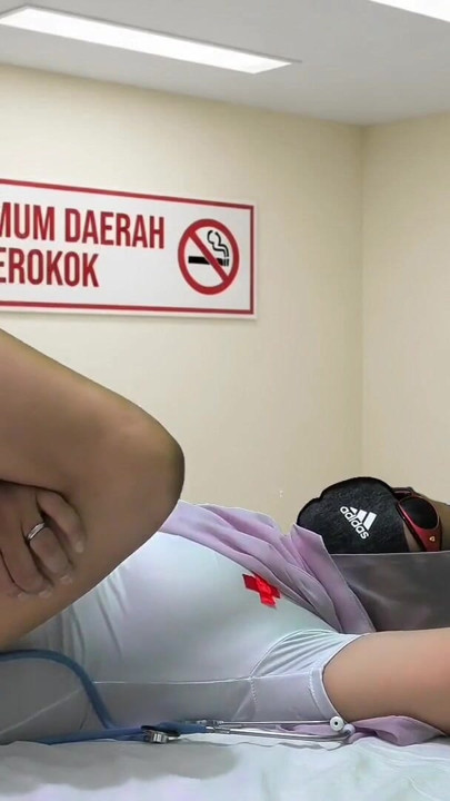 Une infirmière pulpeuse sexy vient chez un docteur pour le baiser. | Clip 1