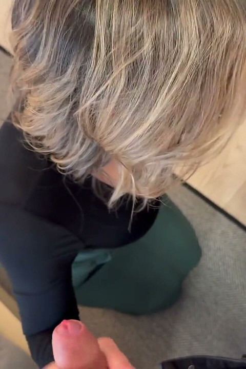 Nadat ik mijn remote vibe in het openbaar had gebruikt, neukte ik twee jongens in het raam van mijn hotel en liet me een druipende creampie en klaarkomen in het gezicht