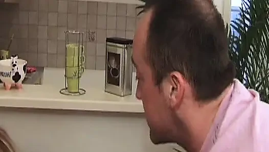 Abgeschleppte blonde französische hure reitet zwei schwänze vor gesichtsbesamungen