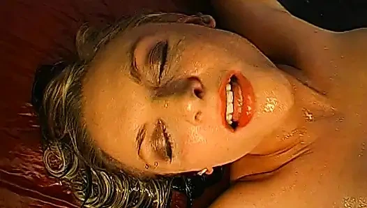 Ggg - Blonde Pissende Schlampe Nimmt Einen Halsfick Und Wird Durchnässt