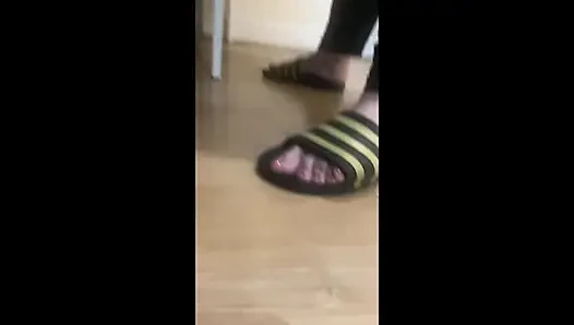 Жена куколда с большой задницей готовится принять самый большой черный член она имела в своей жизни с сырыми и без маски.