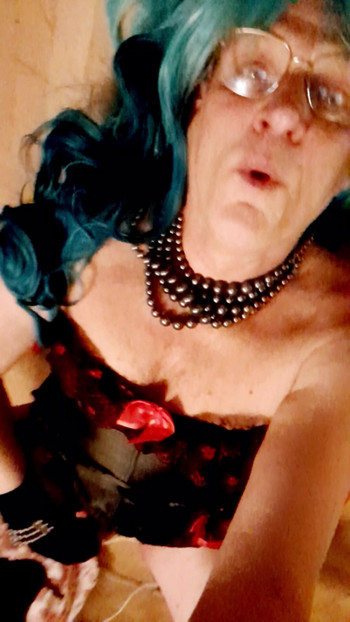 Gladna napaljena trans pička želi pojesti kurac i progutati svaku kapljicu iz njega