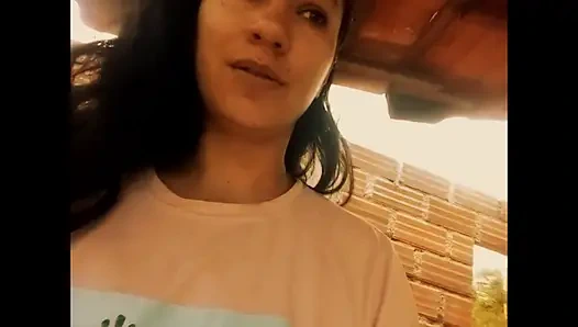 Brittany berührt ihre muschi in der waschküche