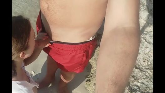 Chodzę po plaży i dmucham nieznajomego penisa, on orgazm na moich piersiach