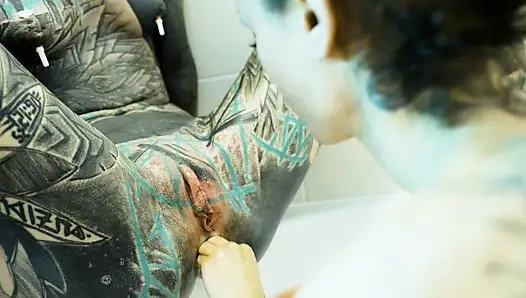 Wahnsinnige fisting-session in der badewanne - prolaps, schweres squirt & geldautomaten