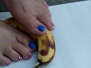 Golpe de plátano descalzo con pies