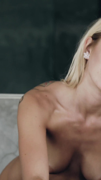 यह परी अपनी पहली अंतरजातीय चुदाई में फुहार छोड़ती है