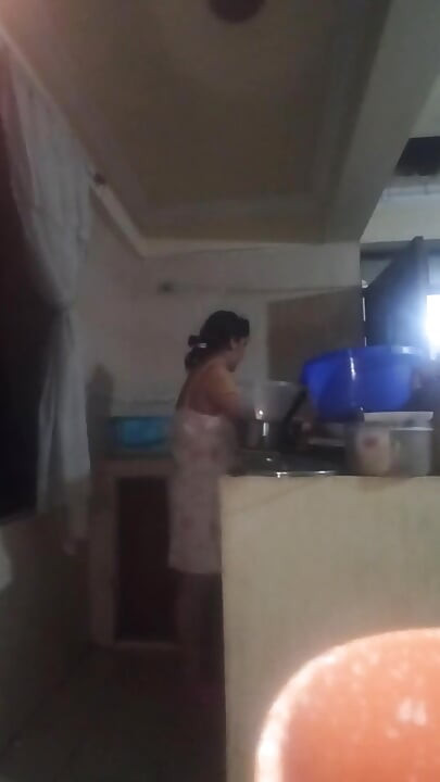 เจ้านายเข้ามาในห้องครัวเพื่อเย็ดกู ควยเขาทําให้กูตื่นเต้น