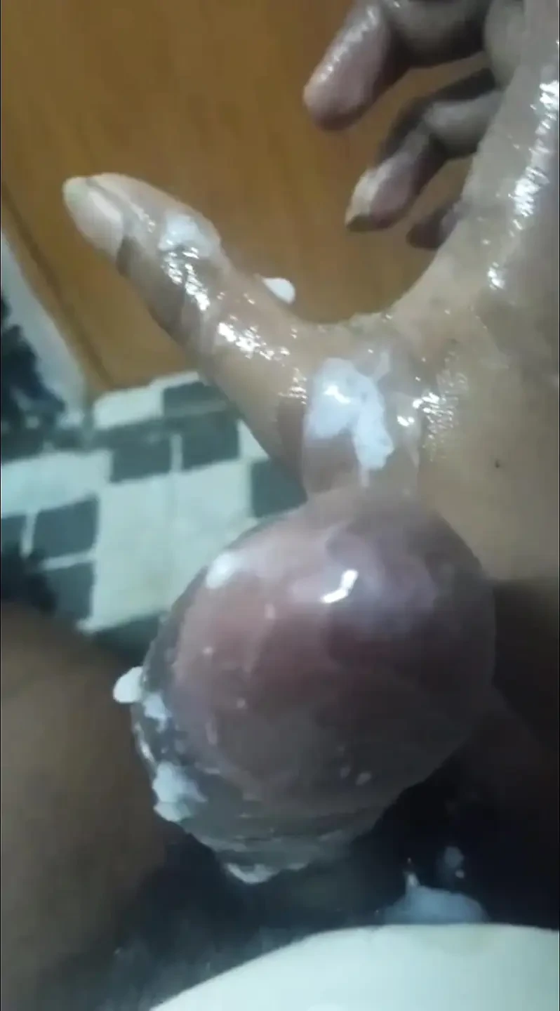 来自印度的18岁男孩撸管他的大黑屌鸡巴并射精大量射精，连续拍摄1分钟的射精视频