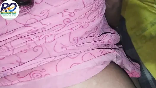 Desi dorfmädchen öffnete ihren salwar-anzug und steckte den penis und den schwanz zusammen in ihre muschi ein und fickte sie, Hindi audio