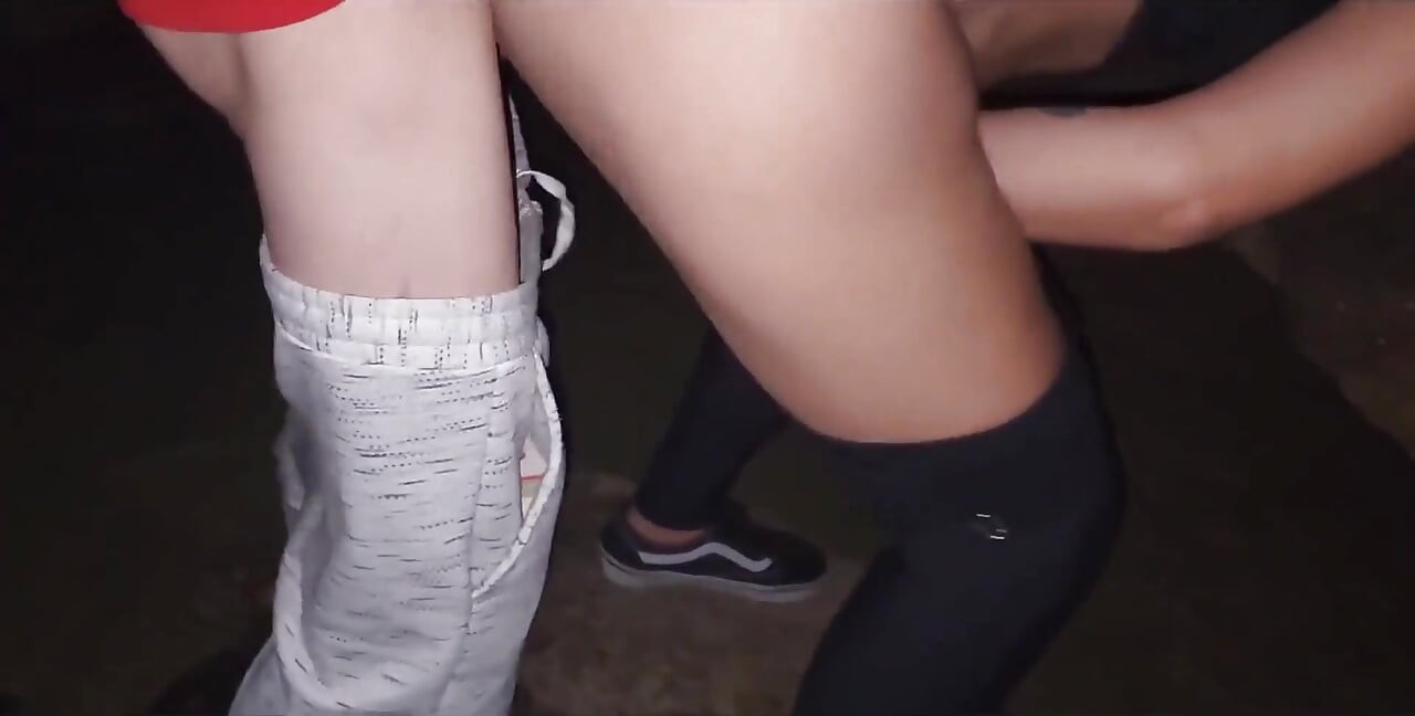 我晚上一个人在海滩上, 我在岩石上吮吸并给了我的阴户