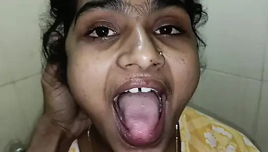 Desi indische ehefrau, öliger tittenfick im badezimmer - heißes nahaufnahmespiel