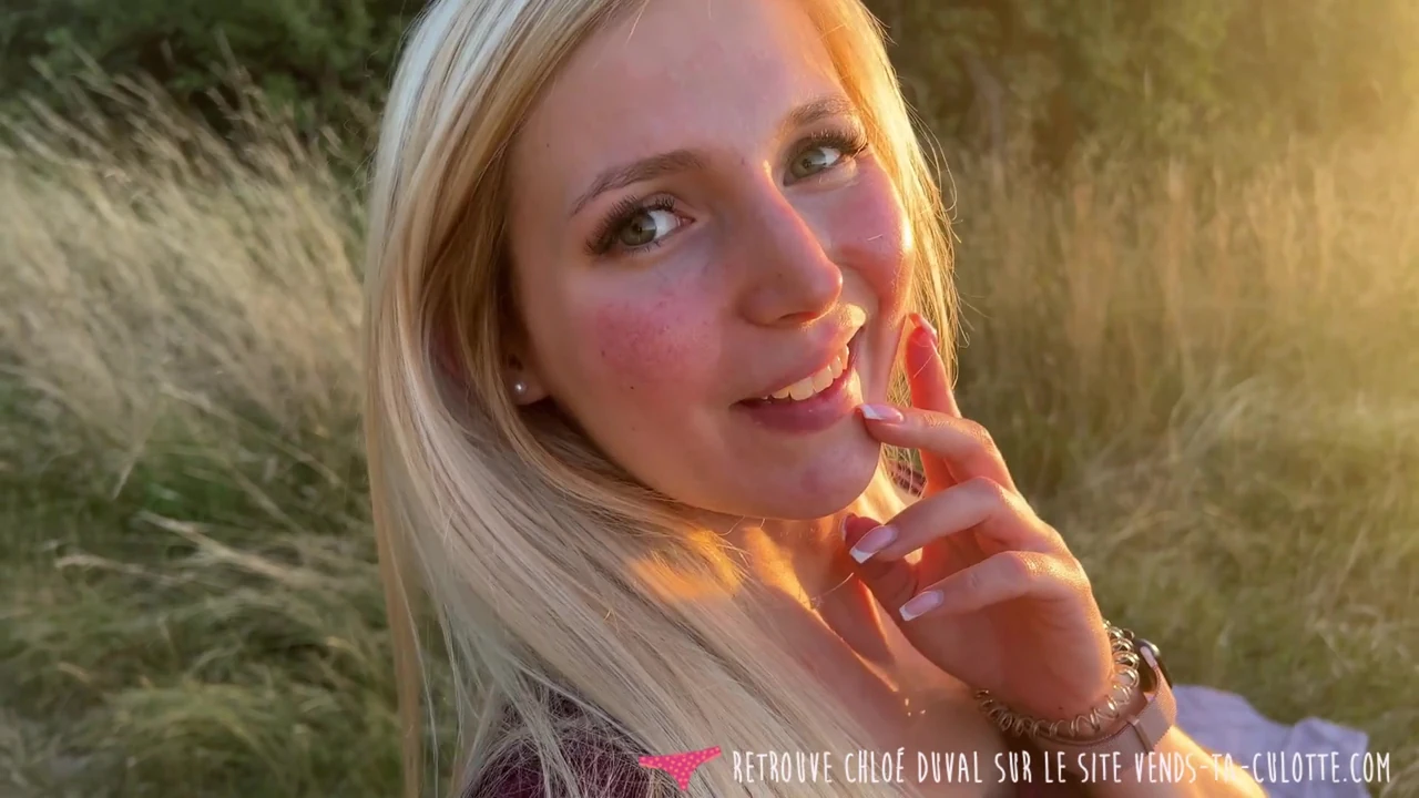 Vends-ta-culotte - A gorgeous girl shows off outdoors then sucks off her boyfriend and swallows it all