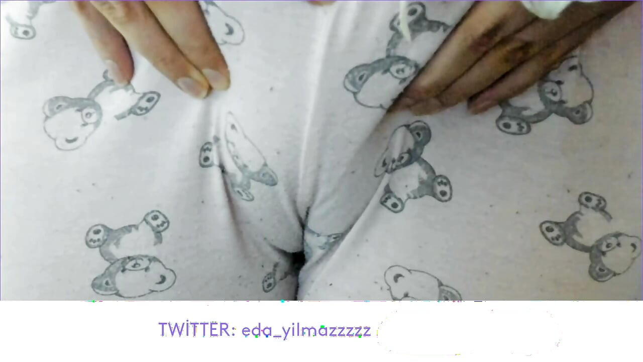 PATA DE CAMELO - BUCETA INCHADA - SE MASTURBA COM PIJAMA