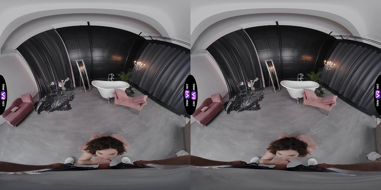 Cachonda Simona Purr convierte el argumento de la cola de baño en un juego de sexo apasionado - teenmegaworld