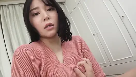 Erika Shiomi конвульсирует в бесконечном оргазме, грязно разговаривая на камеру