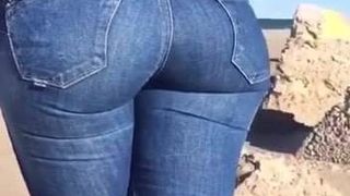 modelando culo en jeans