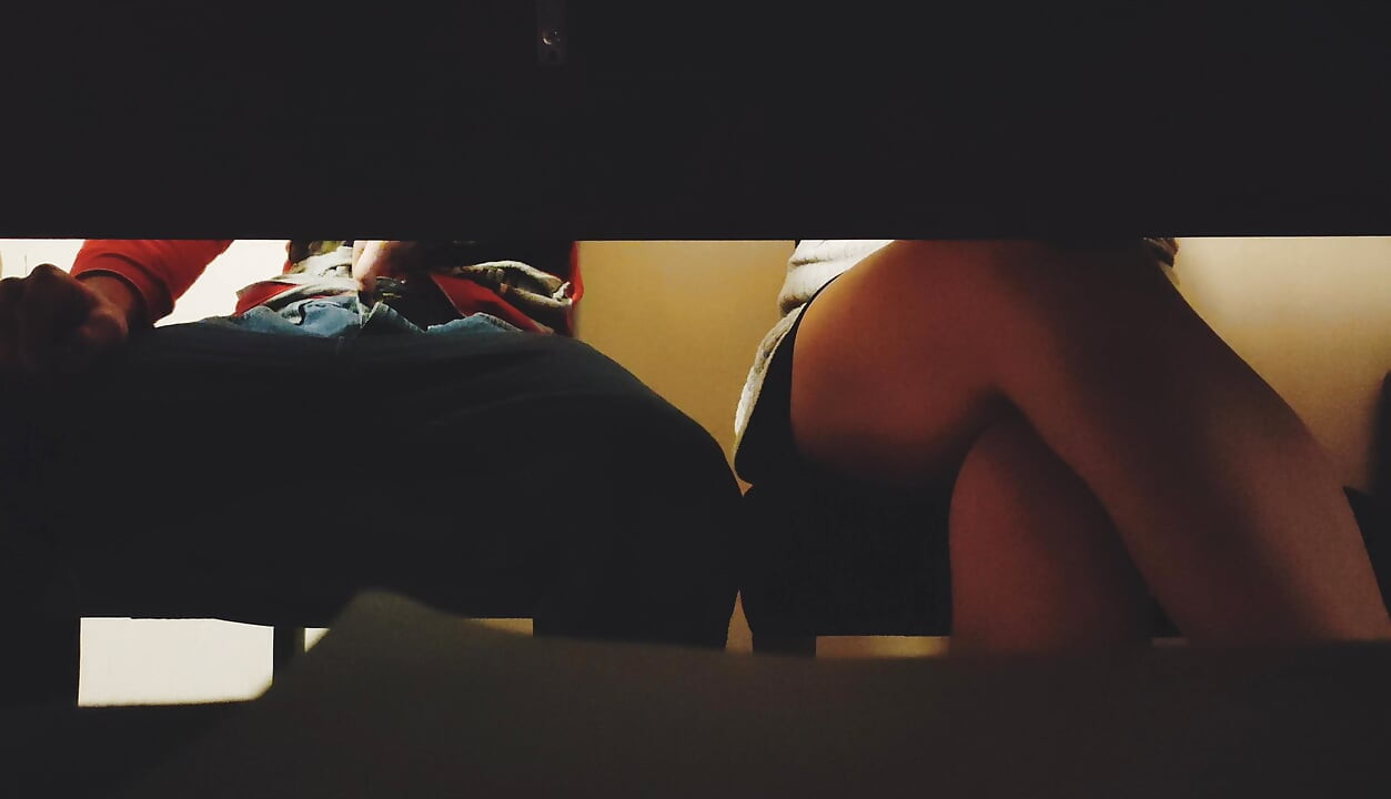 Jest masturbowany przez kolegę z klasy.