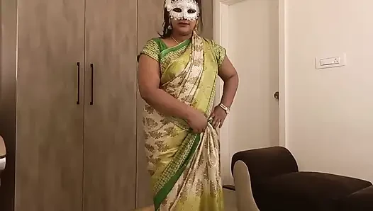 Толстушка мастурбирует