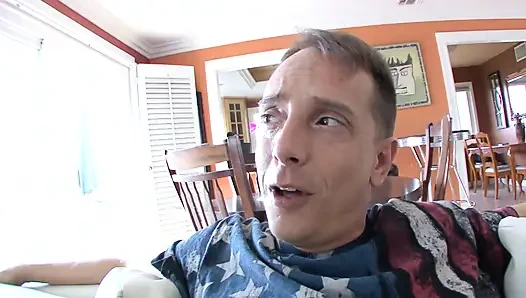 Büyük memeli sevimli genç kız neredeyse sikiliyor