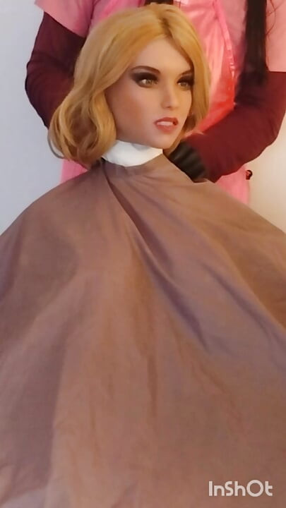 Lauren, la princesa del salón de belleza, modelando con capa química y fetiche