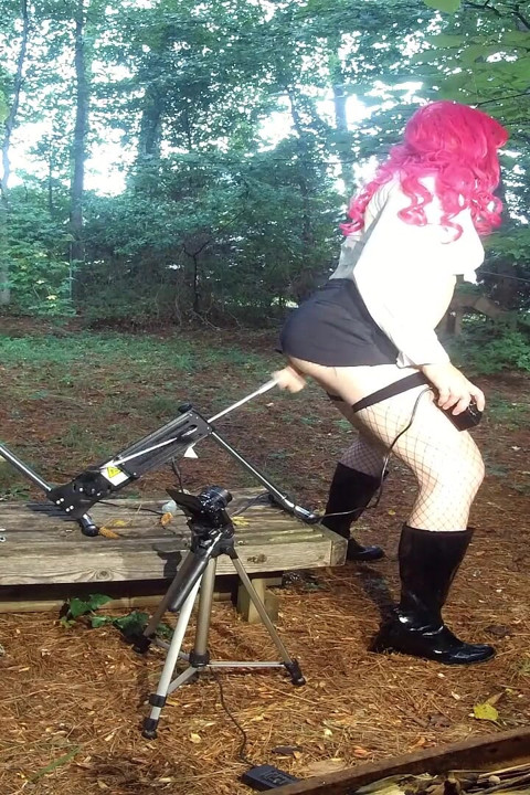 Sikişme makinesi travesti götünü sikiyor