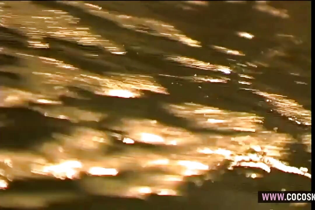 黑髮天使長著紅翅膀，在冒泡浴缸裡狂野起來