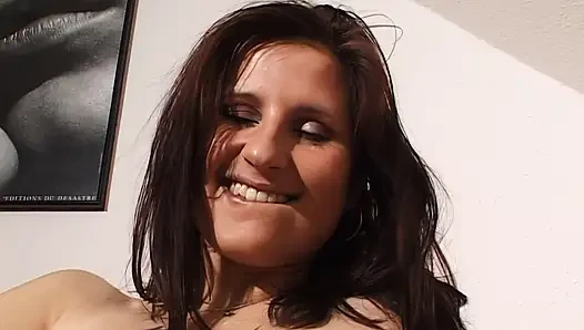 Cewek hot rambut cokelat ini lagi asik fingering memeknya sendirian sampai orgasme bergetar