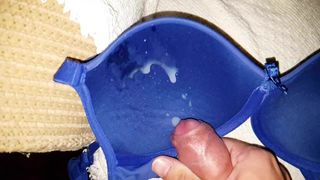 Áo ngực màu xanh cumshot chuyển động chậm