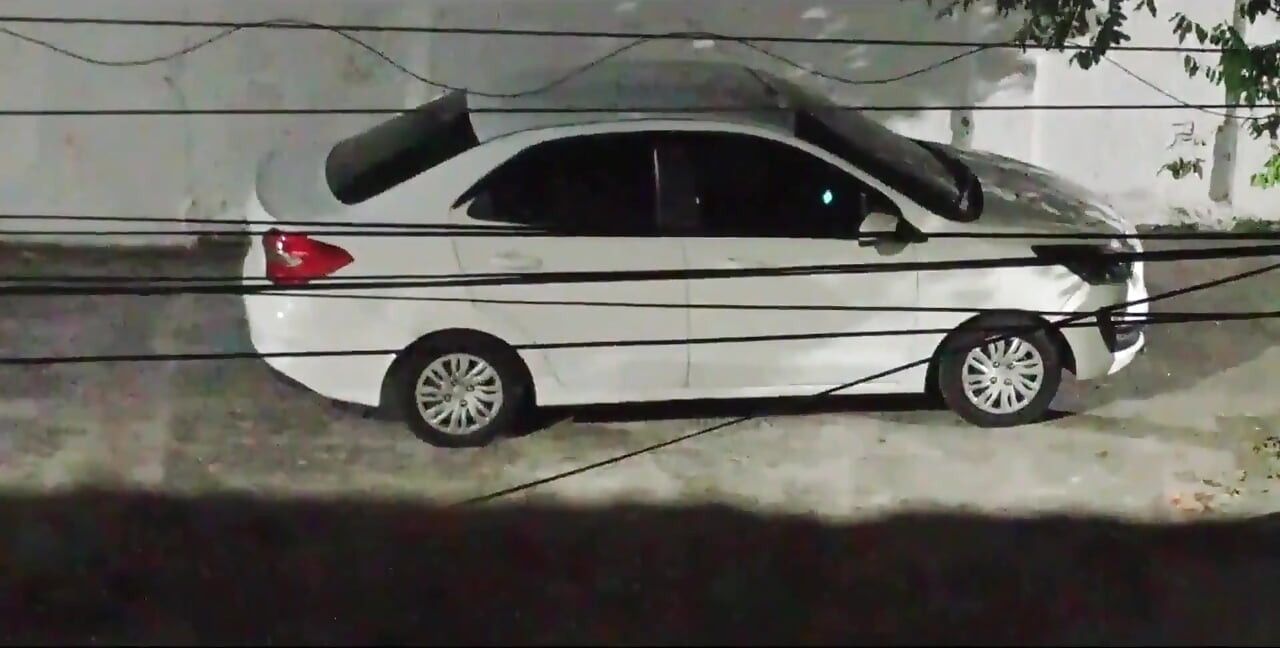 Fucks with Lover in the Car in Front of the House and Comes Back Full of Cum Smiling