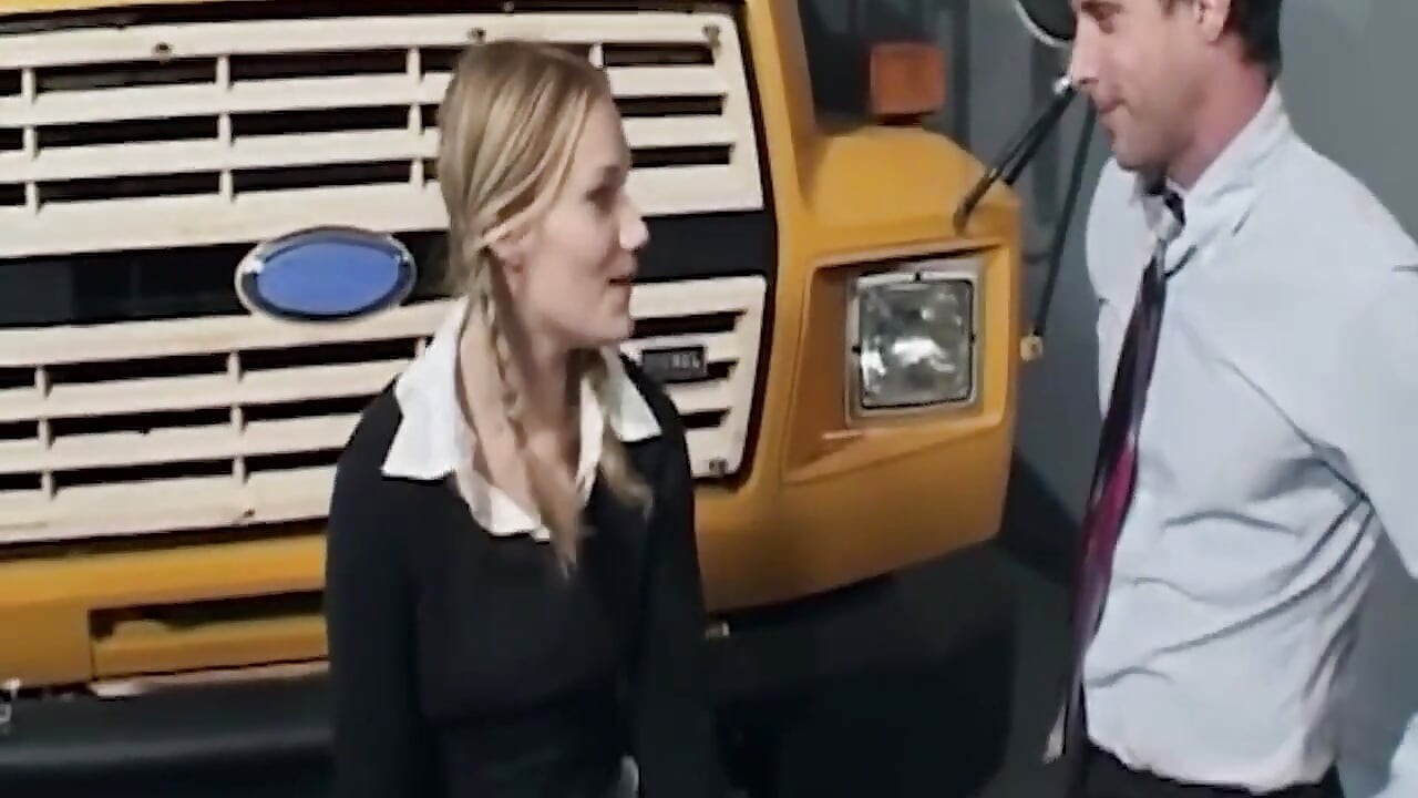 Loira gata babando sobre pau latejante em passeio selvagem