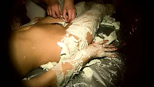 Cewek seksi rambut pirang menggoda kontol di dalam mobil mewah