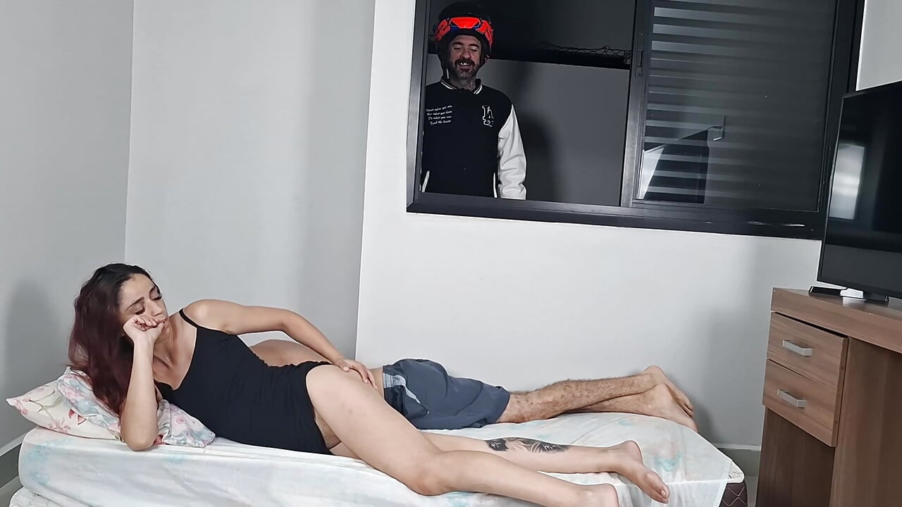 Lieferjunge beobachtet paar beim sex mit offenem fenster!