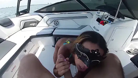 Fit orta yaşlı seksi kadının özel yatta oral seksi