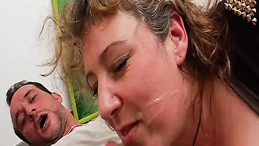 Fransa'dan yaşlı iri güzel kadın anal deliğine büyük yarak alıyor