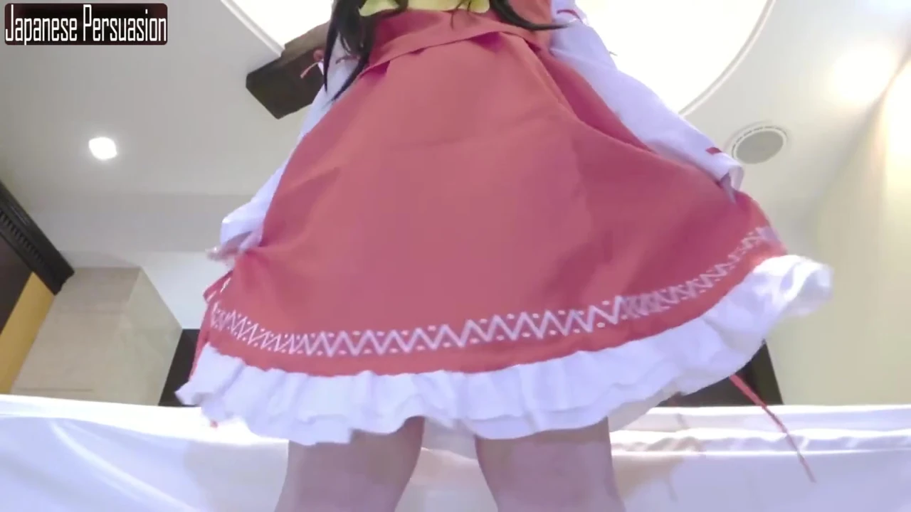 İnce aşağılayıcı tarzı cosplayer reimu tapınak kızlık rol açısını oynarken sessiz cazibesini gösteriyor1