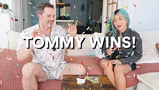 Латина с большой задницей играет обнаженной Uno и Twister на Подкаст Tom Games