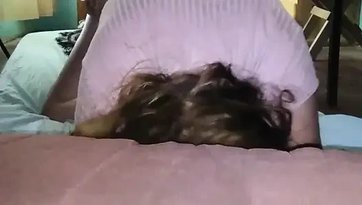 Aku merekam aku lagi asik pacarku pakai gaun pink