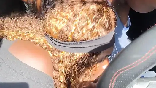 Cewek sange ini nyepong kontol besar sambil ngentot dan nyetir mobil dengan 100kmh