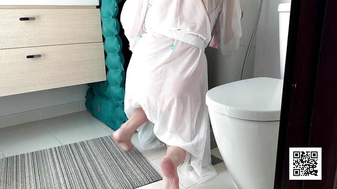 시스루 드레스를 입고 화장실을 청소하는 새엄마. 천천히