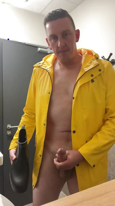 Gej fetiš na čizme i sperma iz lizanja čizme velikim kurcem