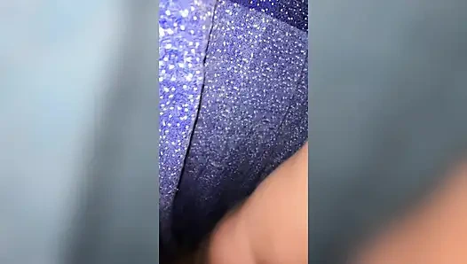 Orta yaşlı seksi ateşli teyze mutfakta, sikişirken azgındı, büyük göğüslerini ve büyük götünü görüyorum ve elle muameleye başlıyorum