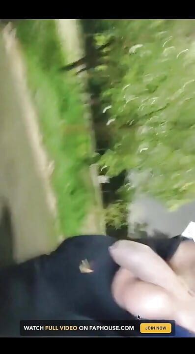 Ráda stříkám mléko, velký penis, když chodím osamělým parkem