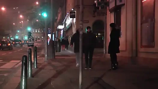 Cewek rambut pirang dientot habis-habisan di dalam fick bus