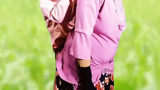 Köylü ev hanımı bir adamla seks yapıyor